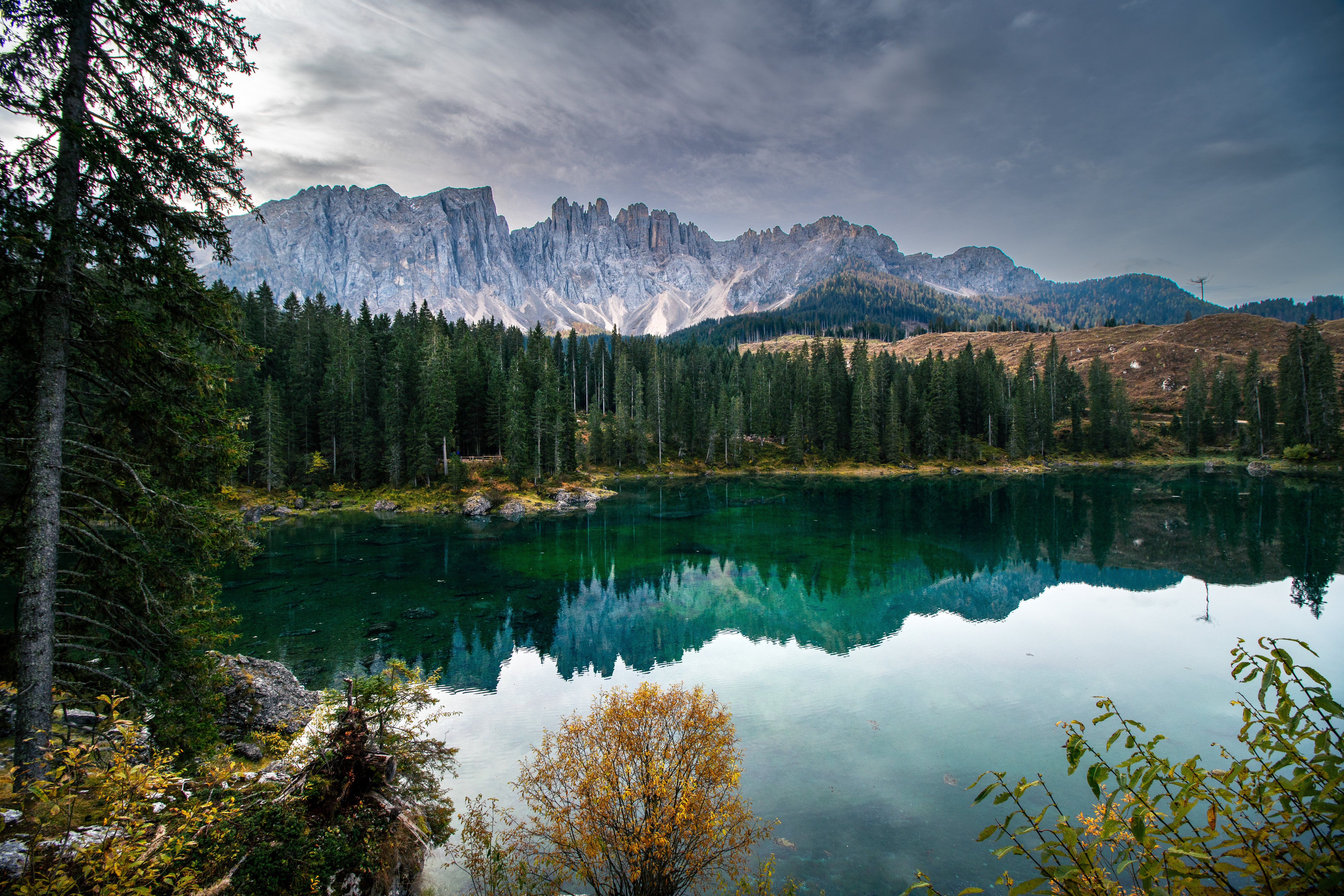 Turquoise Lago di Carezza lake with the Latemar mountains in the Dolomites, Italy.