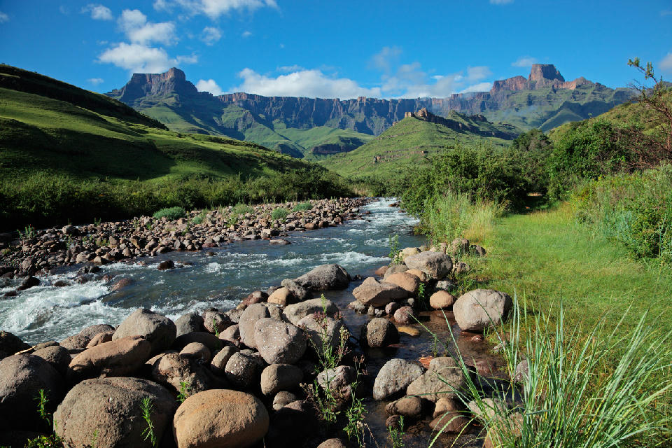 The Tugela River winding through Royal Natal National Park below the Amphitheatre cliffs in the Drakensberg, KwaZulu-Natal, South Africa.