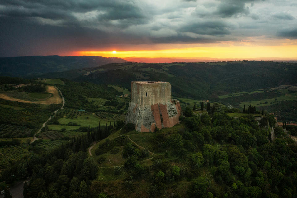 Rocca di Tentennano, the medieval tower rising above the village of Castiglione d’Orcia in Tuscany, Italy.