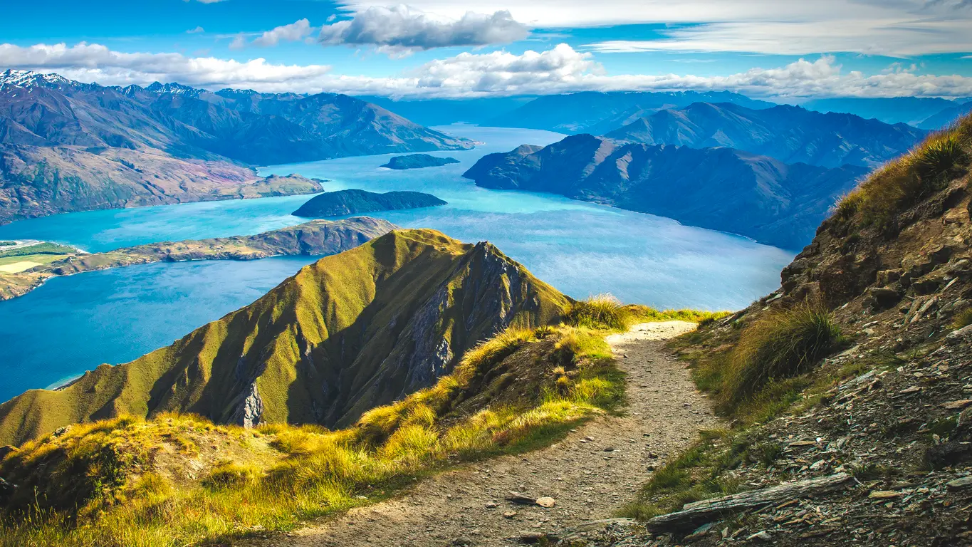 Ridgeline view from Roy’s Peak overlooking Lake Wānaka and the surrounding Southern Alps in New Zealand.