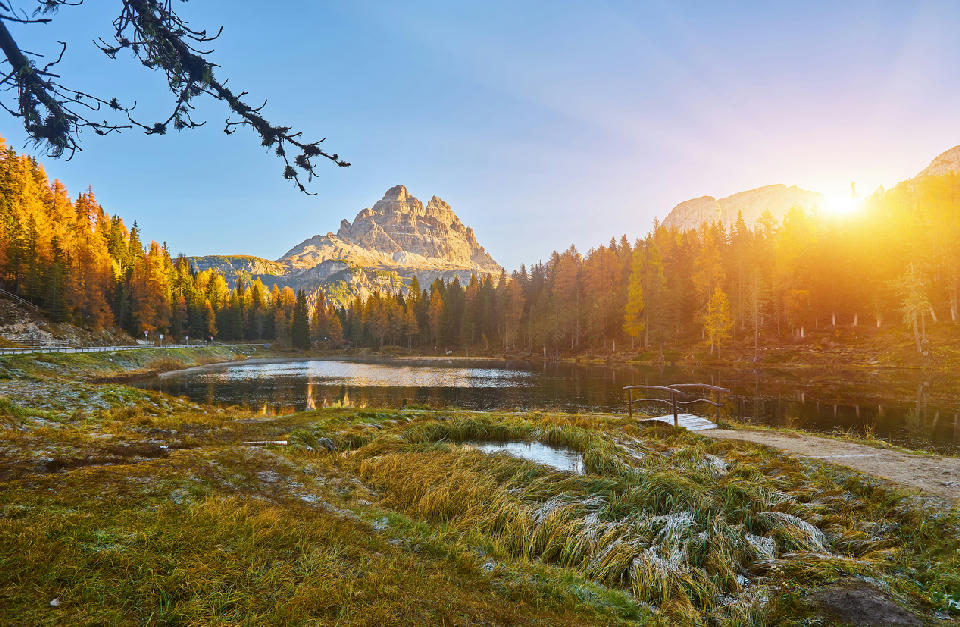 Morning view of Lago d’Antorno, with alpine peaks near Misurina and Cortina d’Ampezzo in the Dolomites, Italy.