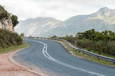 Winding section of Robinson Pass with mountain peaks and fynbos-covered slopes in the Outeniqua Mountains of South Africa.