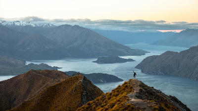 Ridge trail on Roys Peak overlooking Lake Wānaka and surrounding Southern Alps, South Island, New Zealand.