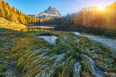 Landscape view of Lago d’Antorno with the peaks of Tre Cime di Lavaredo rising in the background in the Dolomites, Italy.