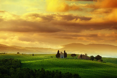 Cappella di Vitaleta chapel in morning light in Val d’Orcia, Tuscany, Italy.