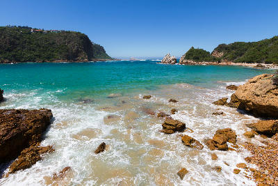 View of the Knysna Heads and Featherbed Nature Reserve showing turquoise water, rocky cliffs and the entrance to Knysna Lagoon on South Africa’s Garden Route.