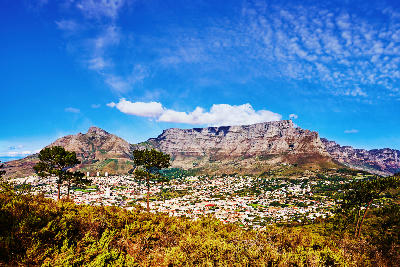Cape Town City Bowl residential areas beneath Table Mountain, with Devil’s Peak on the left and the Twelve Apostles extending to the right.