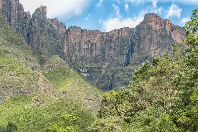 Tugela Falls cascading from the Amphitheatre escarpment in Royal Natal National Park, Drakensberg, South Africa.