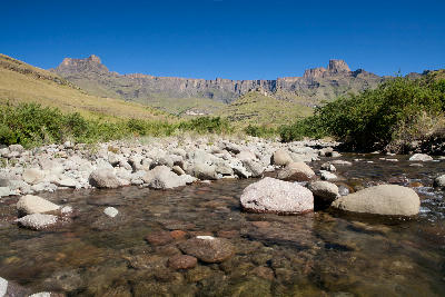 The Tugela River winding through boulders below the Amphitheatre escarpment in Royal Natal National Park, Drakensberg, South Africa.