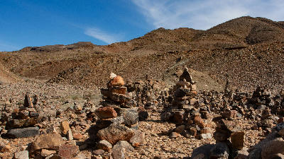 Stone cairns built by travellers at Helskloof Pass in the rugged Richtersveld mountains, Northern Cape, South Africa.