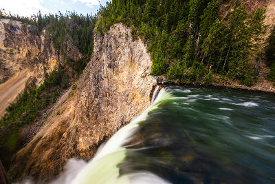 Brink of the Lower Falls POI showing water flowing over the edge of the Yellowstone River into the canyon