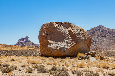 Die Toon granite boulder rising from the desert plains of Richtersveld National Park, Northern Cape, South Africa.
