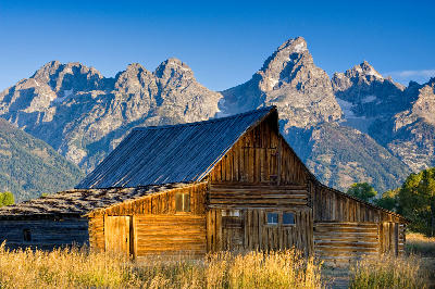 Moulton Barn with the Teton Range in the background, Mormon Row, Grand Teton National Park, Wyoming, USA.