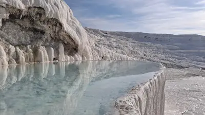 Clear thermal water reflecting the white mineral formations of Pamukkale’s travertine terraces in southwestern Turkey.
