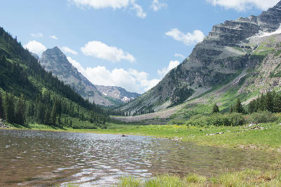 Crater Lake with Maroon Bells peaks in the Elk Mountains Aspen Colorado
