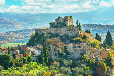 Hill town of Castiglione d’Orcia in Val d’Orcia, with the ruins of Rocca di Tentennano on a nearby hill, surrounded by rolling Tuscan countryside.