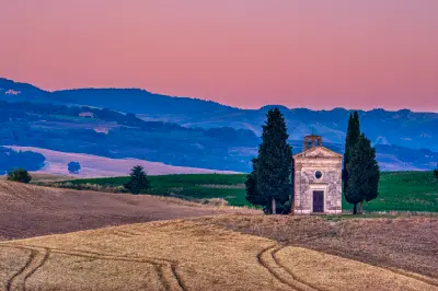 Cappella di Vitaleta chapel on a hill in Val d’Orcia, Tuscany, Italy.