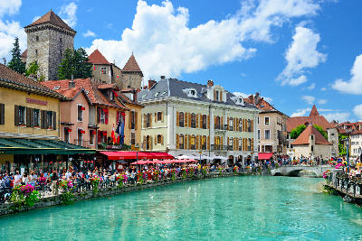 Thiou River in Annecy with turquoise water, canalside buildings, and Château d’Annecy rising above the old town