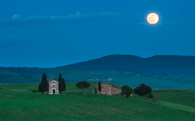 Scenic view of the Cappella della Madonna di Vitaleta in the rolling hills of Val d’Orcia, Tuscany, Italy.