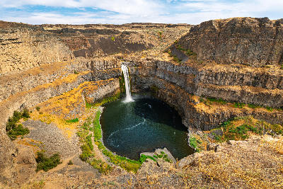 Palouse Falls waterfall descending into a circular basalt canyon and plunge pool in Washington State