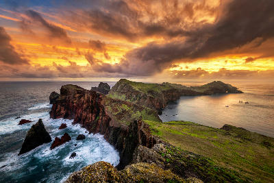 Volcanic cliffs and narrow ridgeline of Ponta de São Lourenço on Madeira’s eastern peninsula, with rugged headlands dropping into the Atlantic Ocean under dramatic clouds.