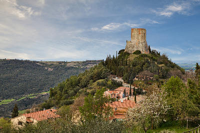 Landscape of the Tuscan hills in Val d’Orcia, with the medieval Rocca di Tentennano rising above Castiglione d’Orcia, Siena, Tuscany, Italy.