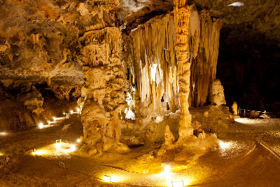Golden-lit limestone formations inside Cango Caves near Oudtshoorn, featuring massive flowstones, stalactites, and stalagmites in one of South Africa’s most famous karst cave systems.