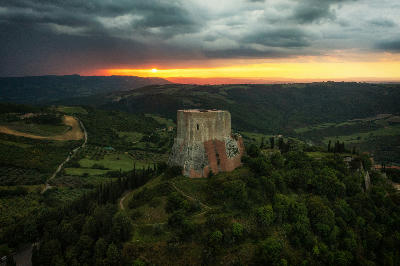 Rocca di Tentennano, the medieval tower rising above the village of Castiglione d’Orcia in Tuscany, Italy.