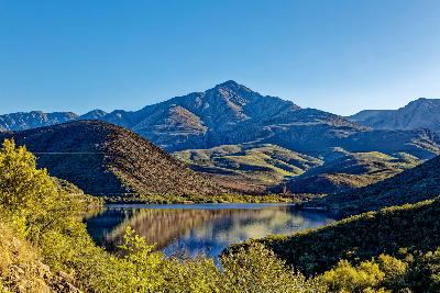 Landscape view of Koos Raubenheimer Dam beneath the Swartberg Mountains near Oudtshoorn in the Klein Karoo, Western Cape, South Africa.