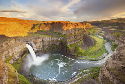 Palouse Falls flowing into a basalt canyon along the Palouse River in Washington State