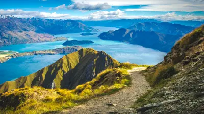 Ridgeline view from Roy’s Peak overlooking Lake Wānaka and the surrounding Southern Alps in New Zealand.
