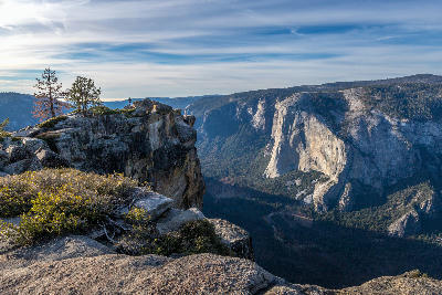 Cliff edge at Taft Point with view across Yosemite Valley to El Capitan