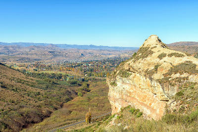 View from Titanic Rock above Clarens, showing sandstone cliffs, the village below and the surrounding Eastern Highlands of the Free State.