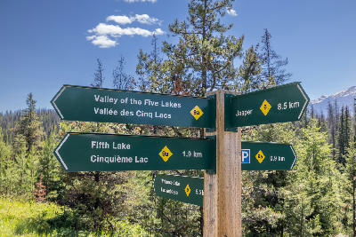 Trail sign pointing to Valley of the Five Lakes and nearby routes in Jasper National Park