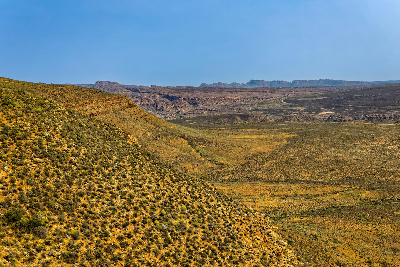 Expansive view from the Old Postal Route above the Biedouw Valley, overlooking arid mountain plateaus, deep valleys, and rugged sandstone escarpments in the northern Cederberg.