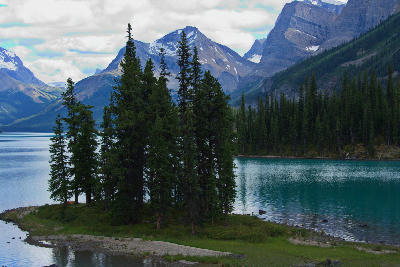 Spirit Island with evergreen trees on turquoise Maligne Lake, surrounded by mountain peaks in Jasper National Park