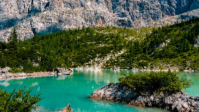 Turquoise Lago di Sorapis alpine lake in the Dolomites near Cortina d'Ampezzo, Italy.